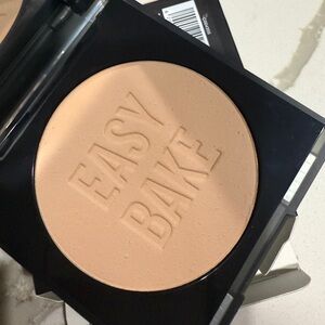 Huda Beauty pressed powder
